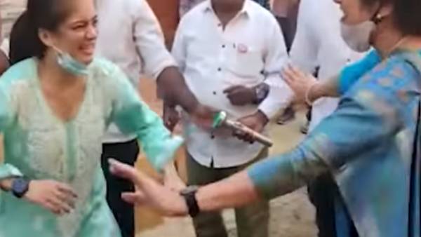 Kamal Haasans daughter Akshara dance for fold beats while campaigning Kamal Haasans daughter Akshara dance for fold beats while campaigning