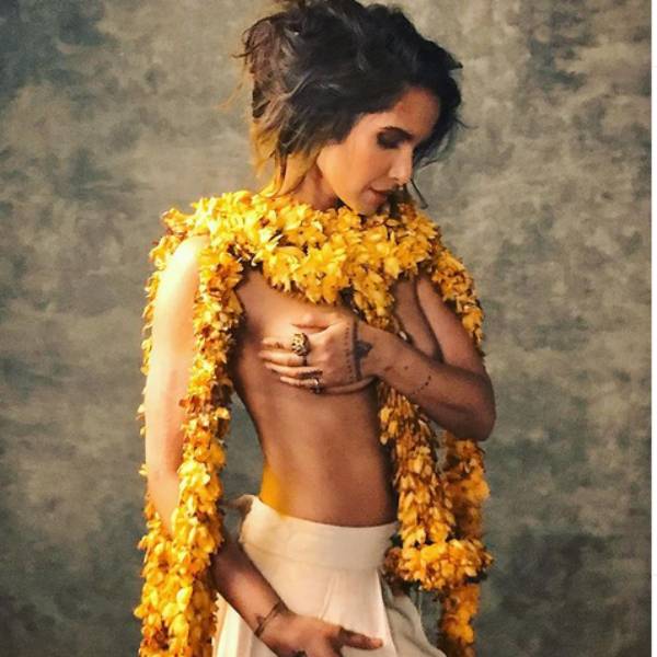 மேலாடை அணியாமல்