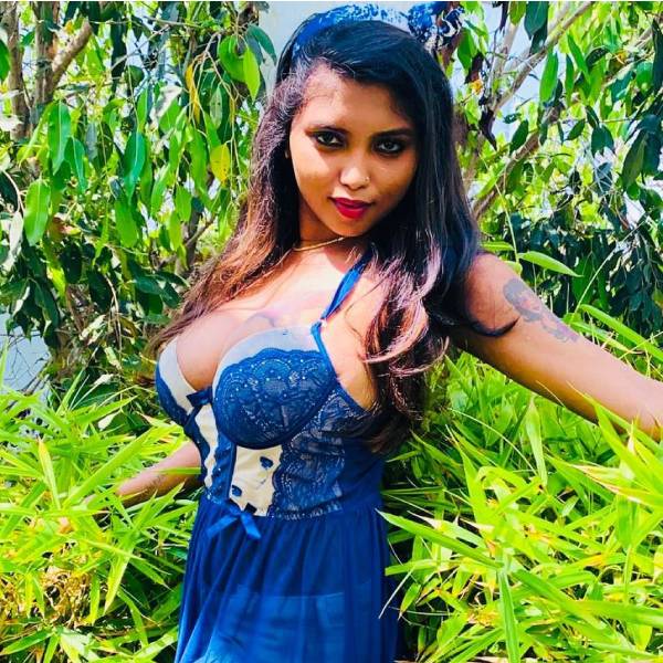 கண்ணடித்து.. உதட்டை கடித்து