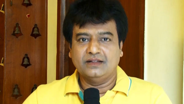யோசித்துக் கிடக்கிறது பியானோ..