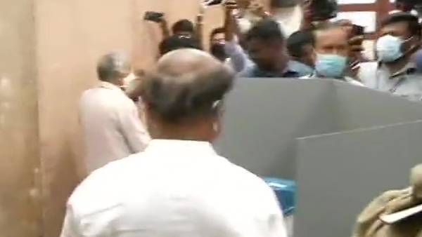 கவனம் ஈர்க்கும் பிரபலங்கள்