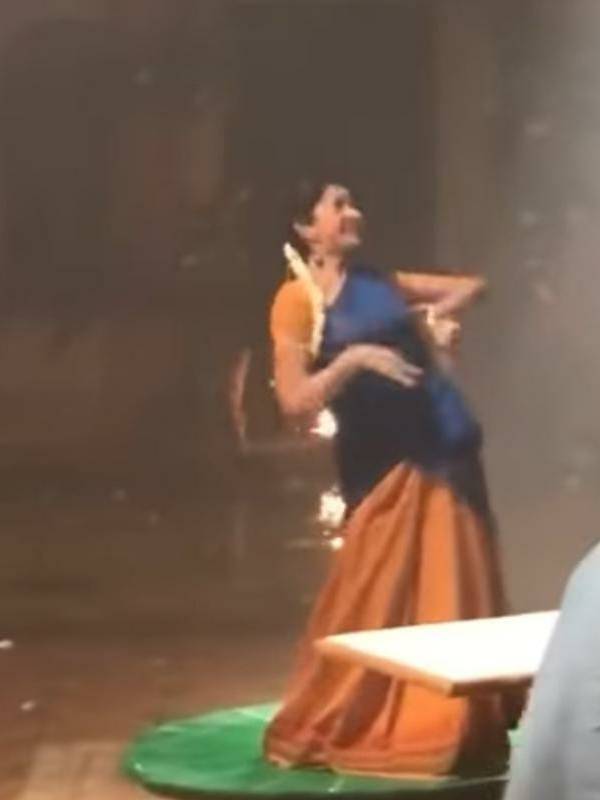 நளினத்துடன் நடனம்