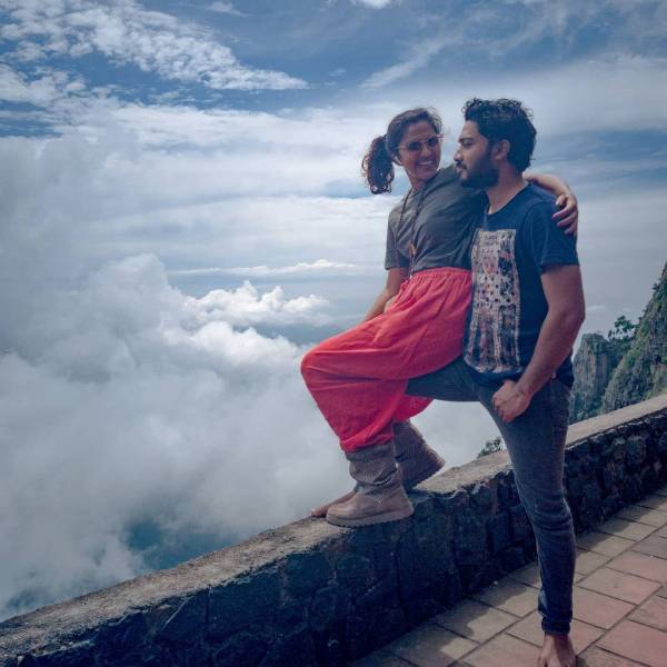 தொடை மீது அமர்ந்து