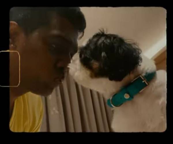 முத்தமிட்டுக் கொஞ்சியவாறு