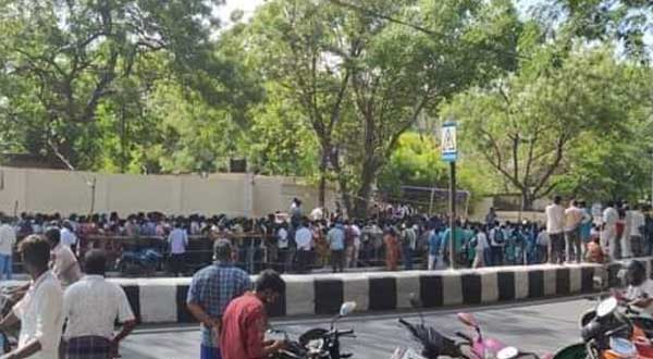நேரு ஸ்டேடியத்தில்