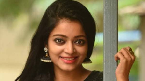 கவர்ச்சி காட்டாமல்