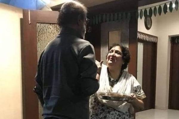 ஆரத்தி எடுத்த லதா