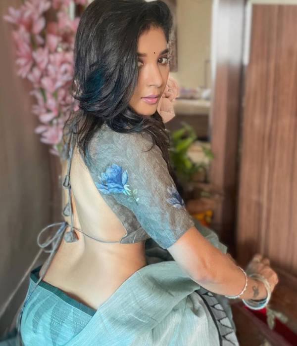 சேலையில் செக்ஸியாக