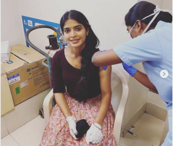 தடுப்பூசி செலுத்தினார்