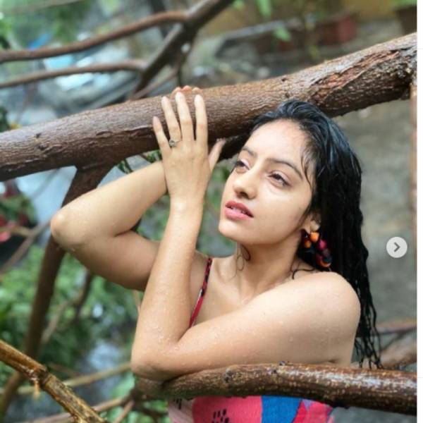 புயலுக்கு நடுவில் போட்டோ ஷூட்