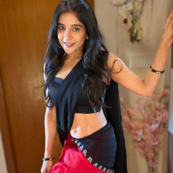 துணைநடிகையாக