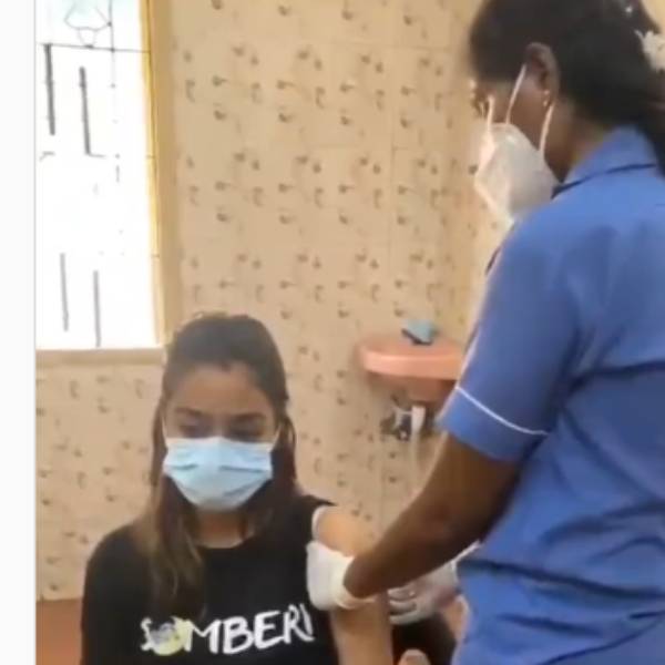 தடுப்பூசி செலுத்தி வருகின்றனர்