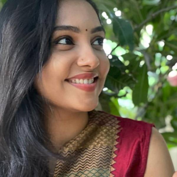 தங்கை வேடத்தில்