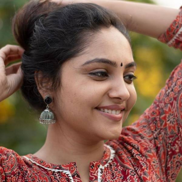 இரண்டு கதாநாயகிகளில்