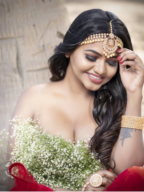 மேலாடை அணியாமல்