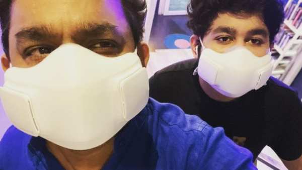மகனுடன் தடுப்பூசி