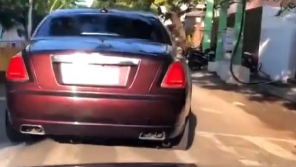 சொகுசு காரில் சுற்றிய விஜய்