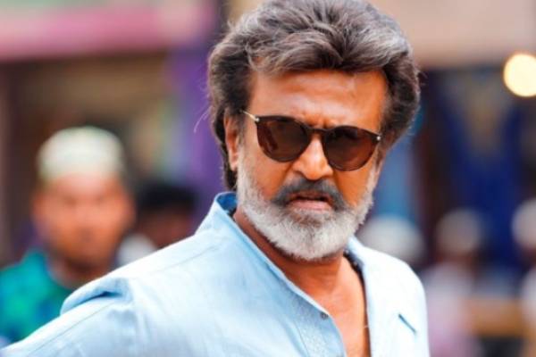 மனைவியுடன் புறப்பட்ட ரஜினி