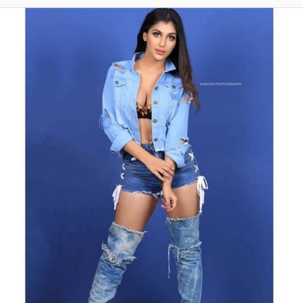 கிழிந்த ஆடையுடன்