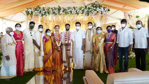 மாலையும் கழுத்துமாய்