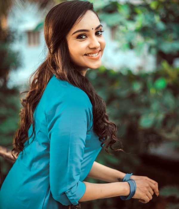 சாதுவான தங்கையாக
