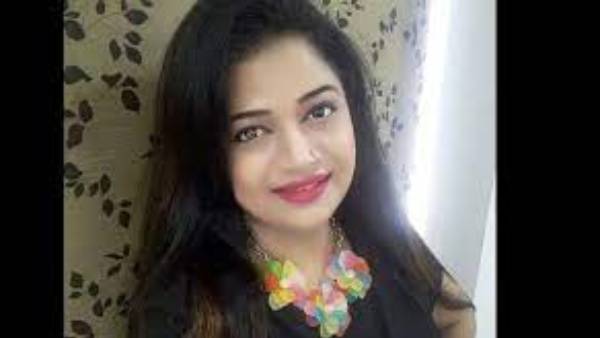 பிரபல பாடகி