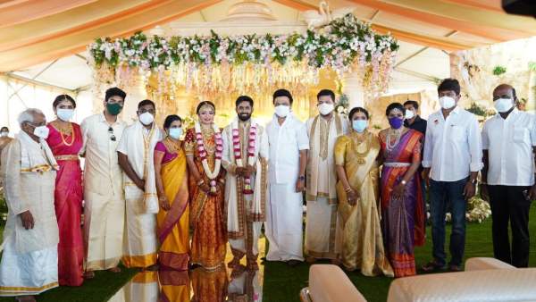 மணமக்களை நேரில் வாழ்த்து