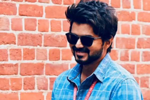 பாராட்டி தங்க சங்கிலி அளித்த விஜய்