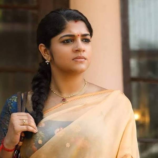 பொம்மி கதாபாத்திரத்தில்