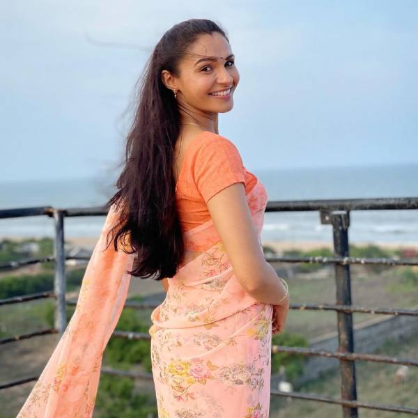 சேலையிலும் அசத்தல்