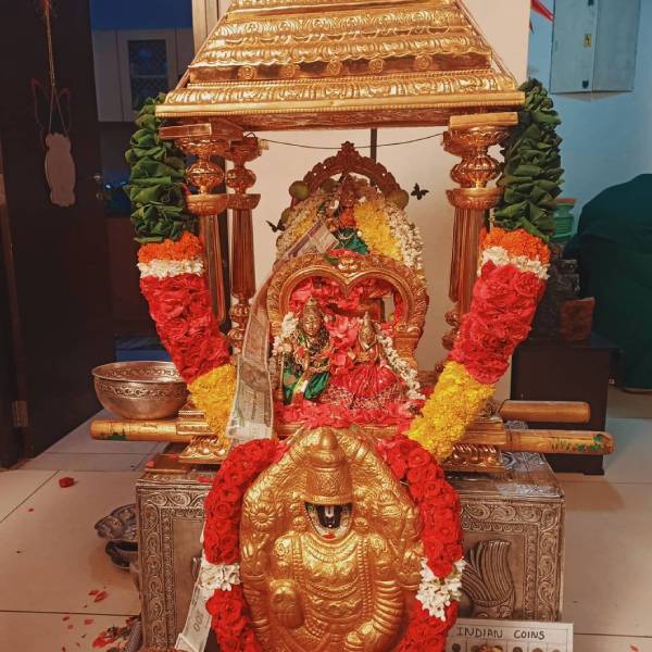 கரன்சி மாலையில்