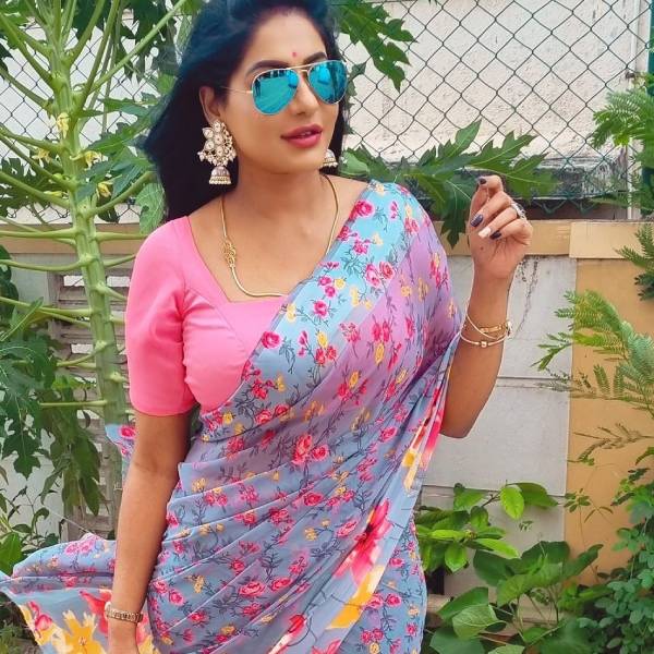 பள பளனு இருக்காரே