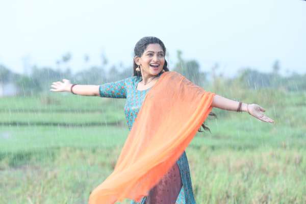 சரஸ்வதியாக நக்ஷத்ரா