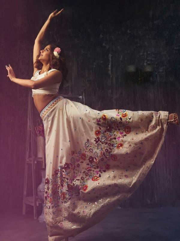 ஒற்றைக்காலில் டான்ஸ்