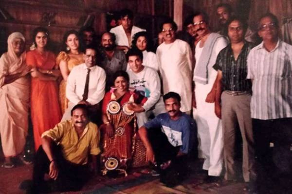 திரைக்கதை எழுதி கமல்