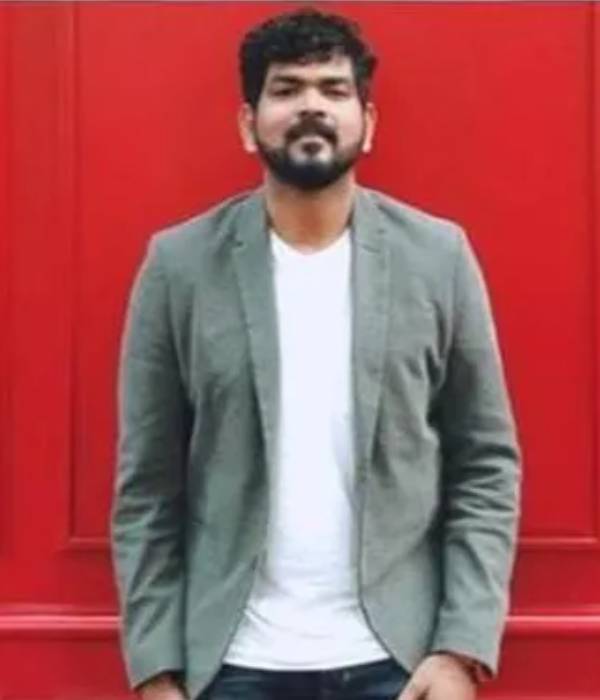 பாட்டு எழுதி உள்ளார்