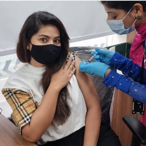 Actor prasanna and sneha gets vaccinated