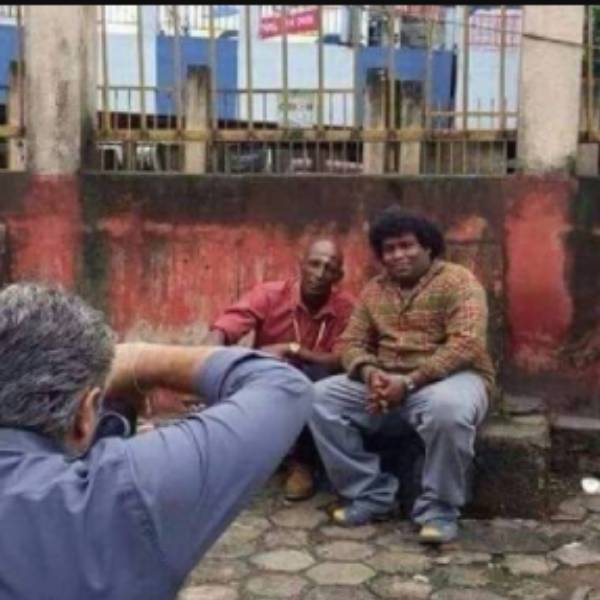சிரித்தபடி போஸ்