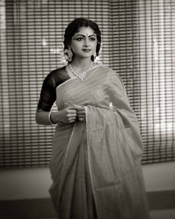 சாவித்ரி கெட்டப்பில்