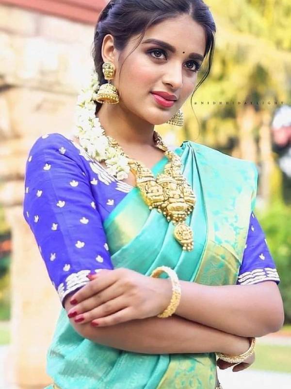 மிரட்டலான ஃபர்ஸ்ட்