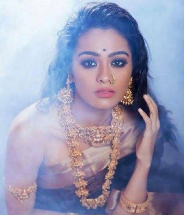 நர்ஸ் வேடத்தில்