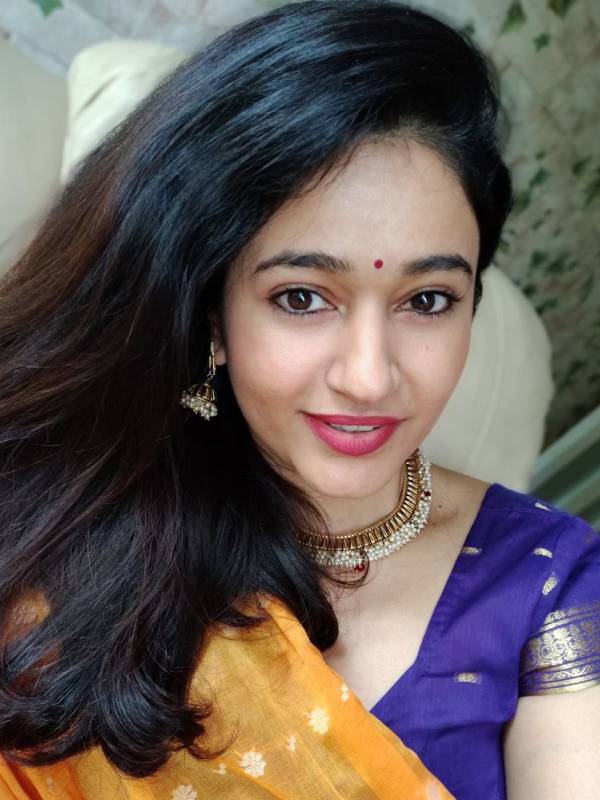 சேலையில் செம க்யூட் செல்பி
