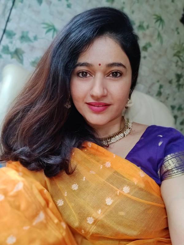 நீண்ட நாட்களுக்கு பிறகு சேலையில்