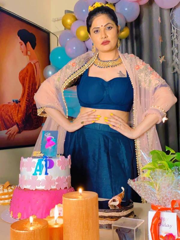 கிளாமர் உடையில் பிறந்த நாள் கொண்டாட்டம்