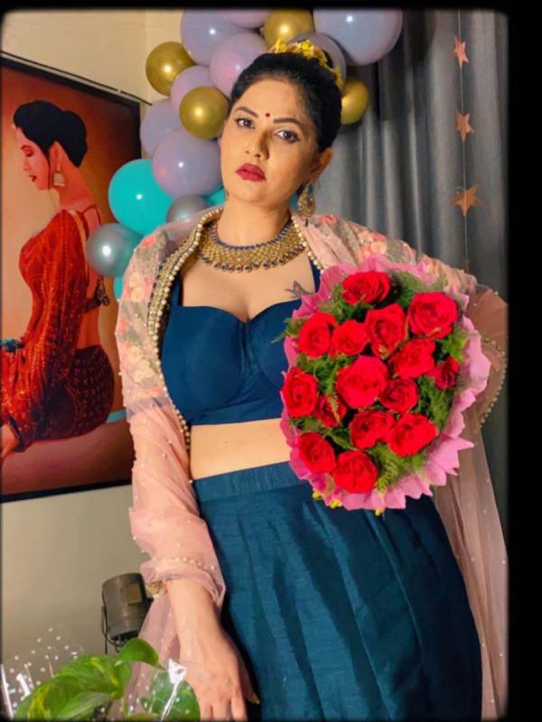 மோனோகினியில் மொத்தமாய் காட்டி
