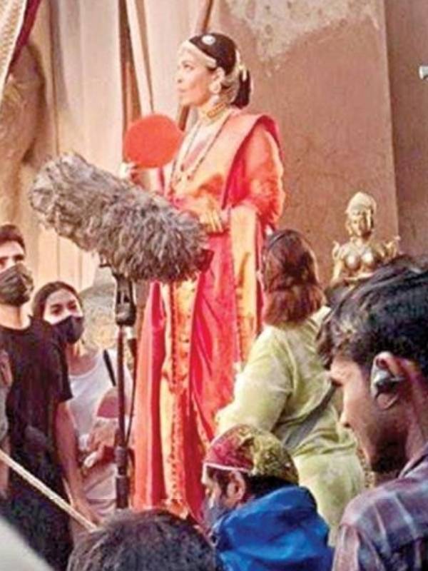 பிங்க் நிற சேலையில் அதிக அணிகலன்கள்
