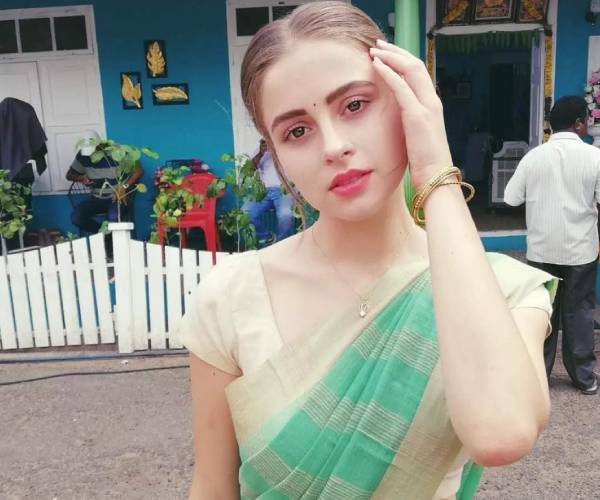 கோவாவில் ஆண் நண்பருடன் அலெக்ஸாண்ட்ரா