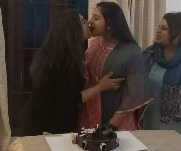 ஷூட்டிங் ஸ்பாட்டில் கேக் வெட்டி கொண்டாட்டம்
