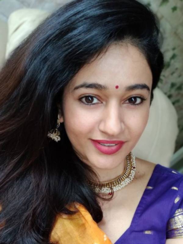 நீல நிற ஜாக்கெட் ஆரஞ் நிற சேலை