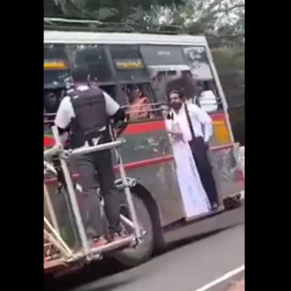 பேருந்தின் படிக்கட்டில் விஜய் சேதுபதி